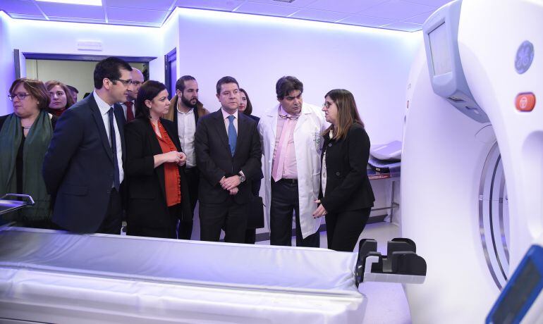 Emiliano García Page y otras autoridades contemplan el nuevo TAC del Hospital Santa Bárbara de Puertollano