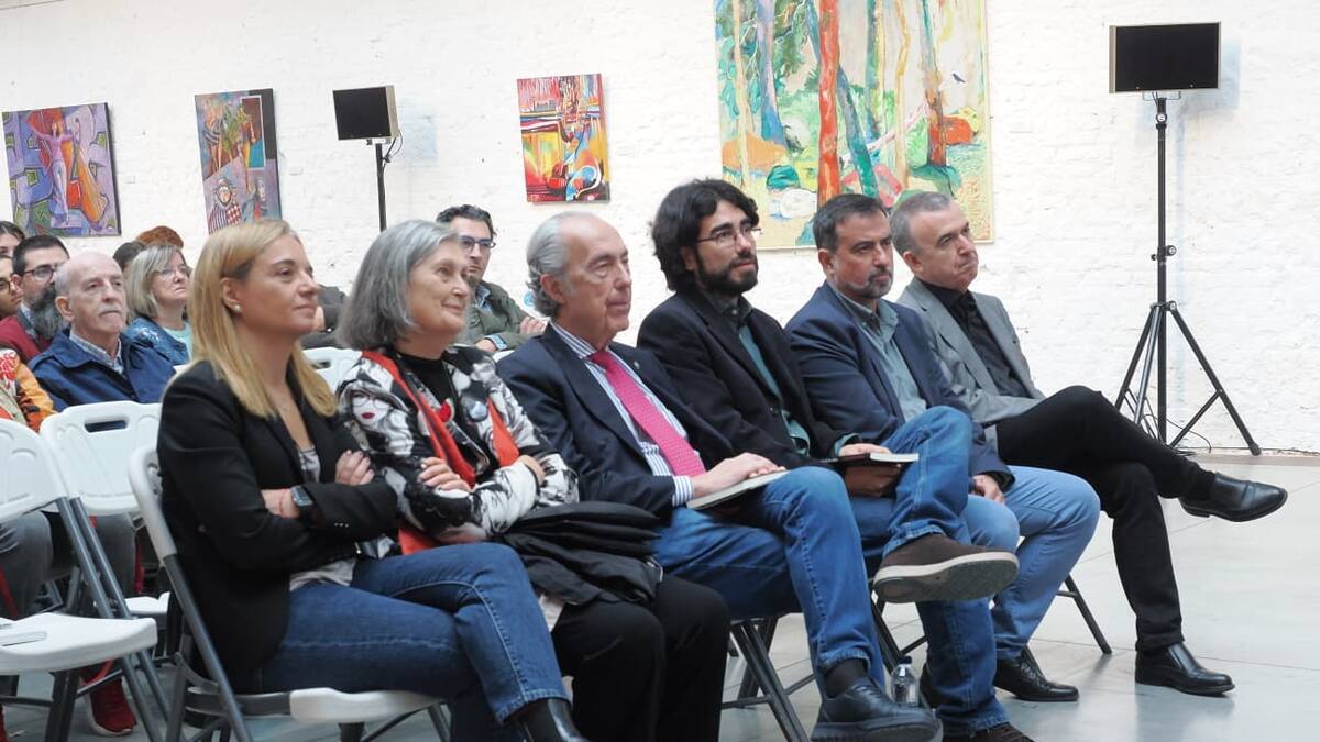 Luis Alberto de Cuenca recoge el premio José Luis Sampedro en el festival Getafe Negro