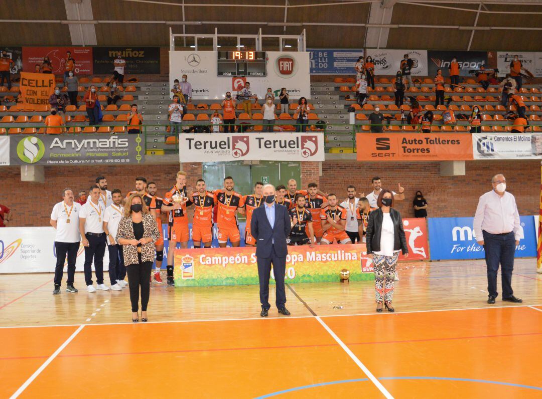 Teruel celebrando el primer título de la temporada.