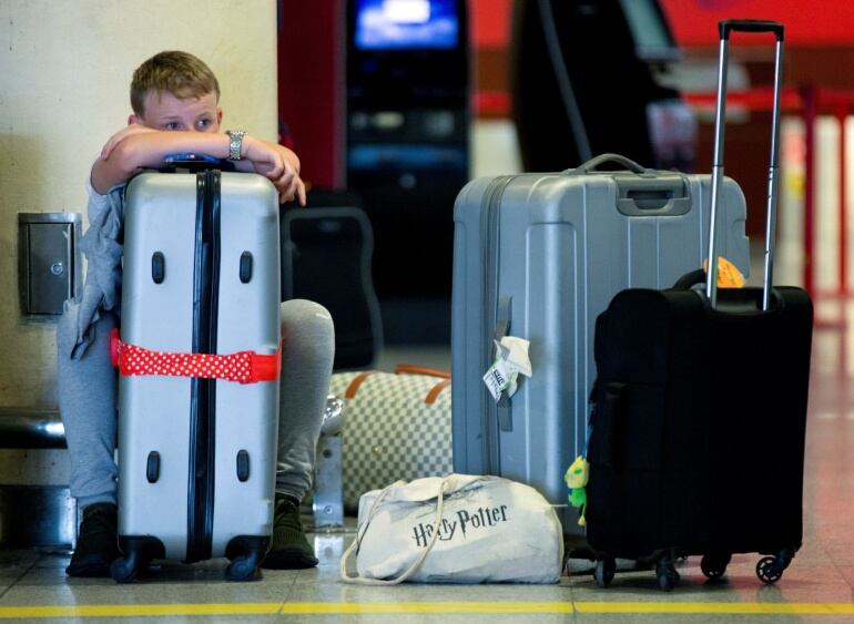 Un usuario espera en los mostradores de Ryanair en el aeropuerto del Prat, en Barcelona