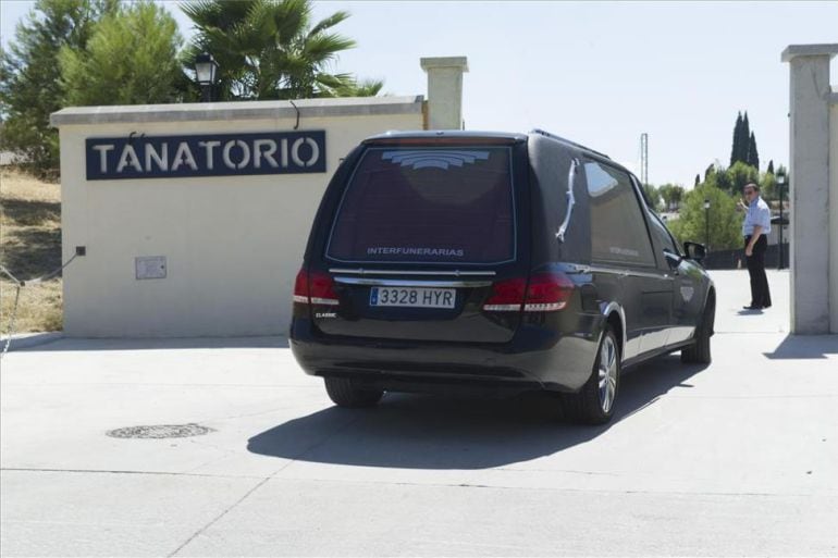 El coche fúnebre con los restos de Ana Huete llega al tanatorio de Alfacar.