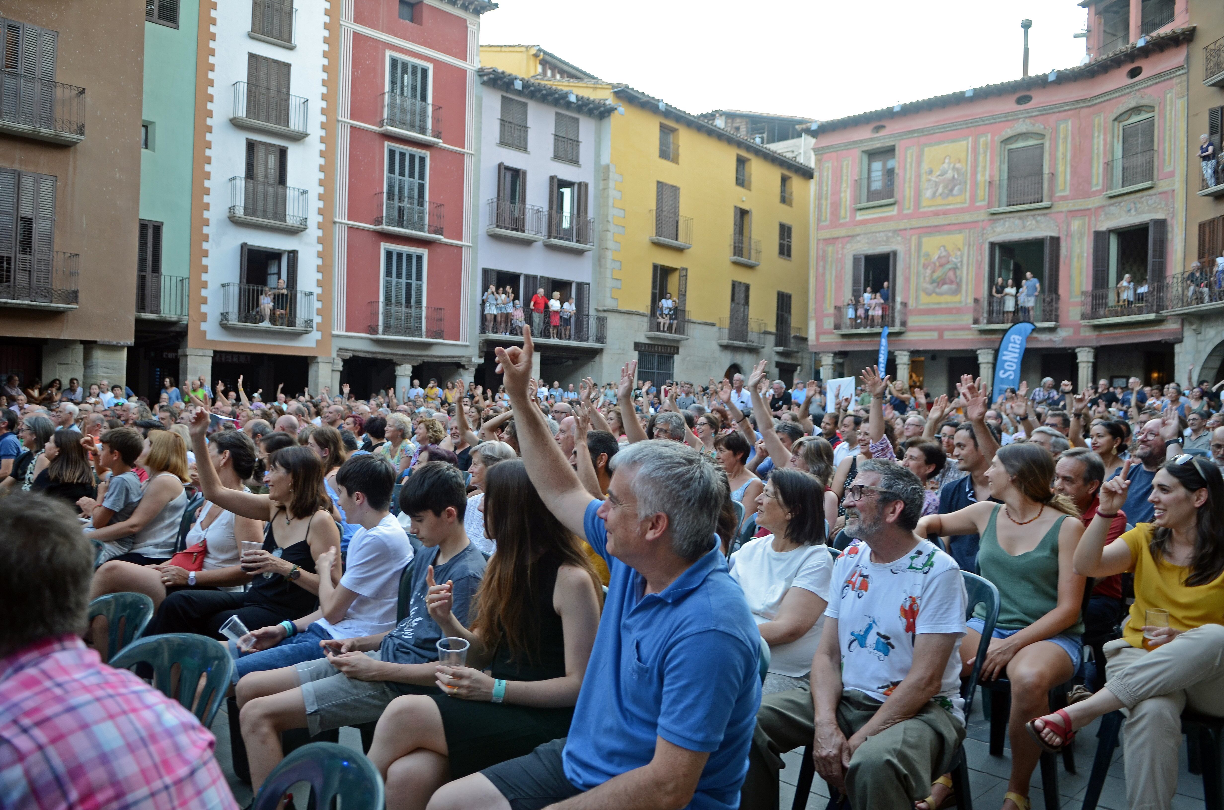 Numeroso público llenó la plaza Mayor de Graus