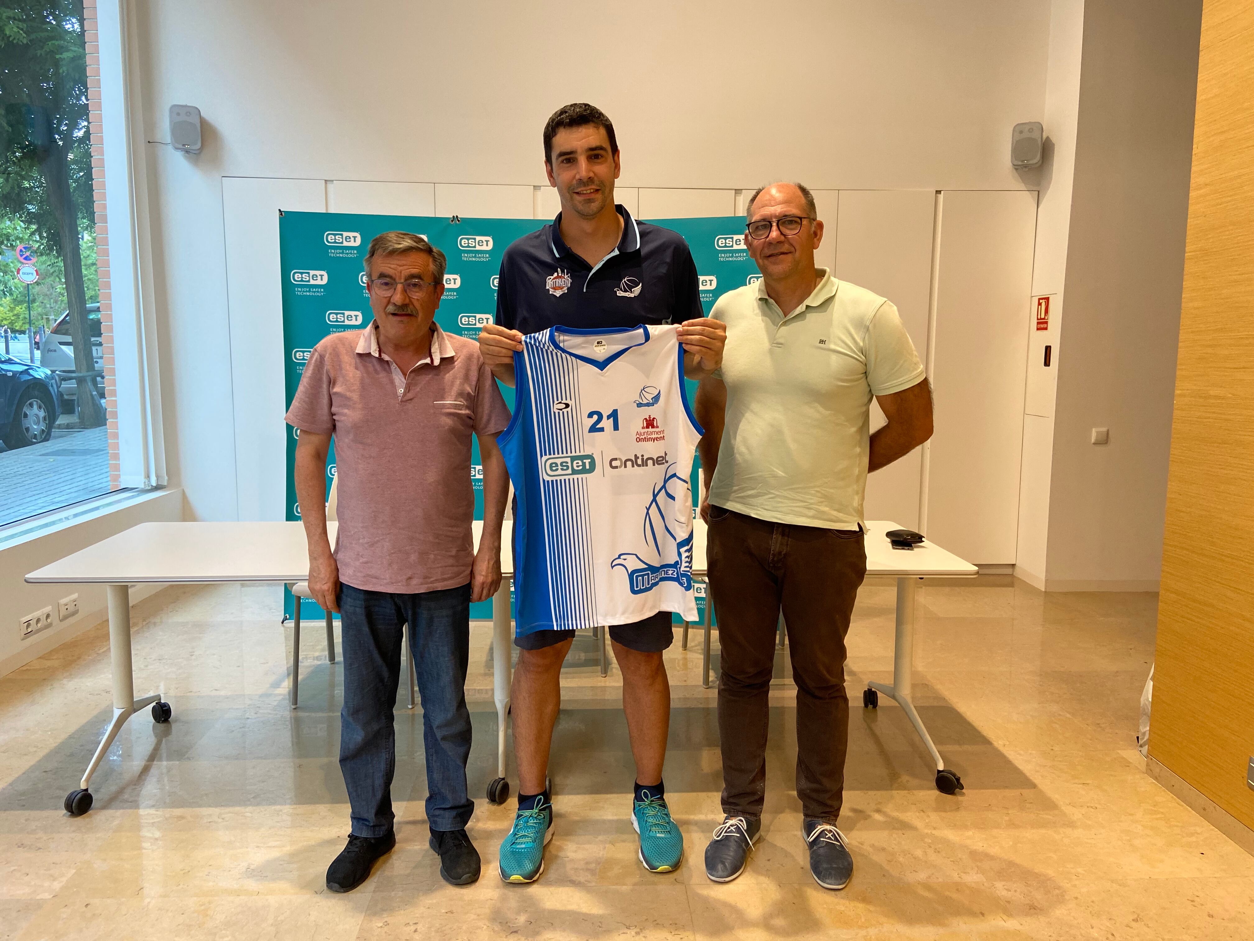 Saúl Blanco junt a Calabuig Oviedo (esquerra) i Elu Mancebo (dreta)