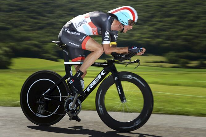 El ciclista luxemburgués del equipo Radioshack Nissan, Frank Schleck, pedalea durante la novena etapa del Tour de Francia