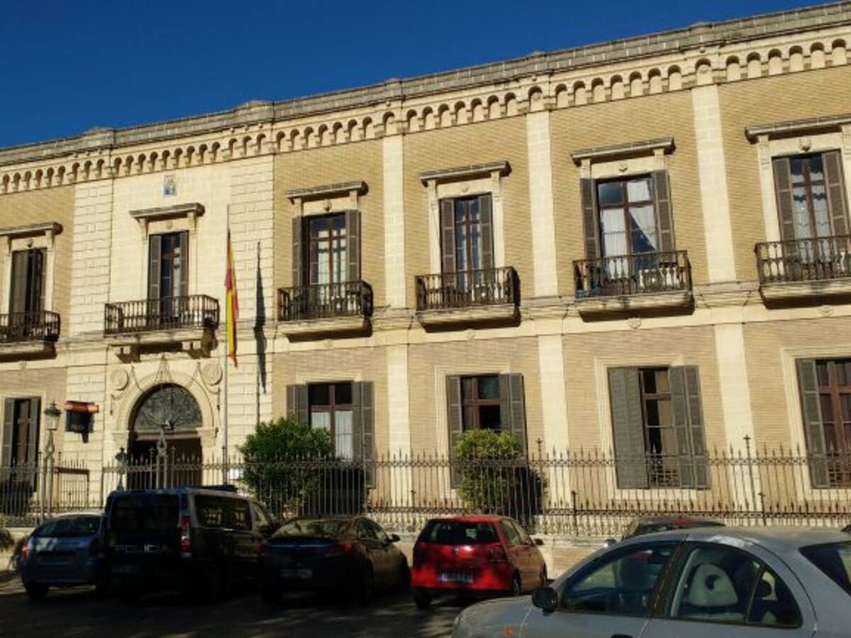 Dos agentes de la Policía Nacional intoxicados durante un incendio en una vivienda