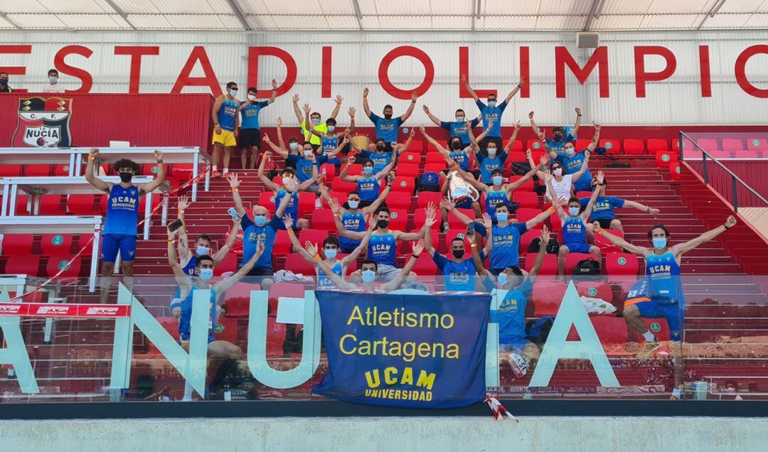 Integrantes del club en las gradas