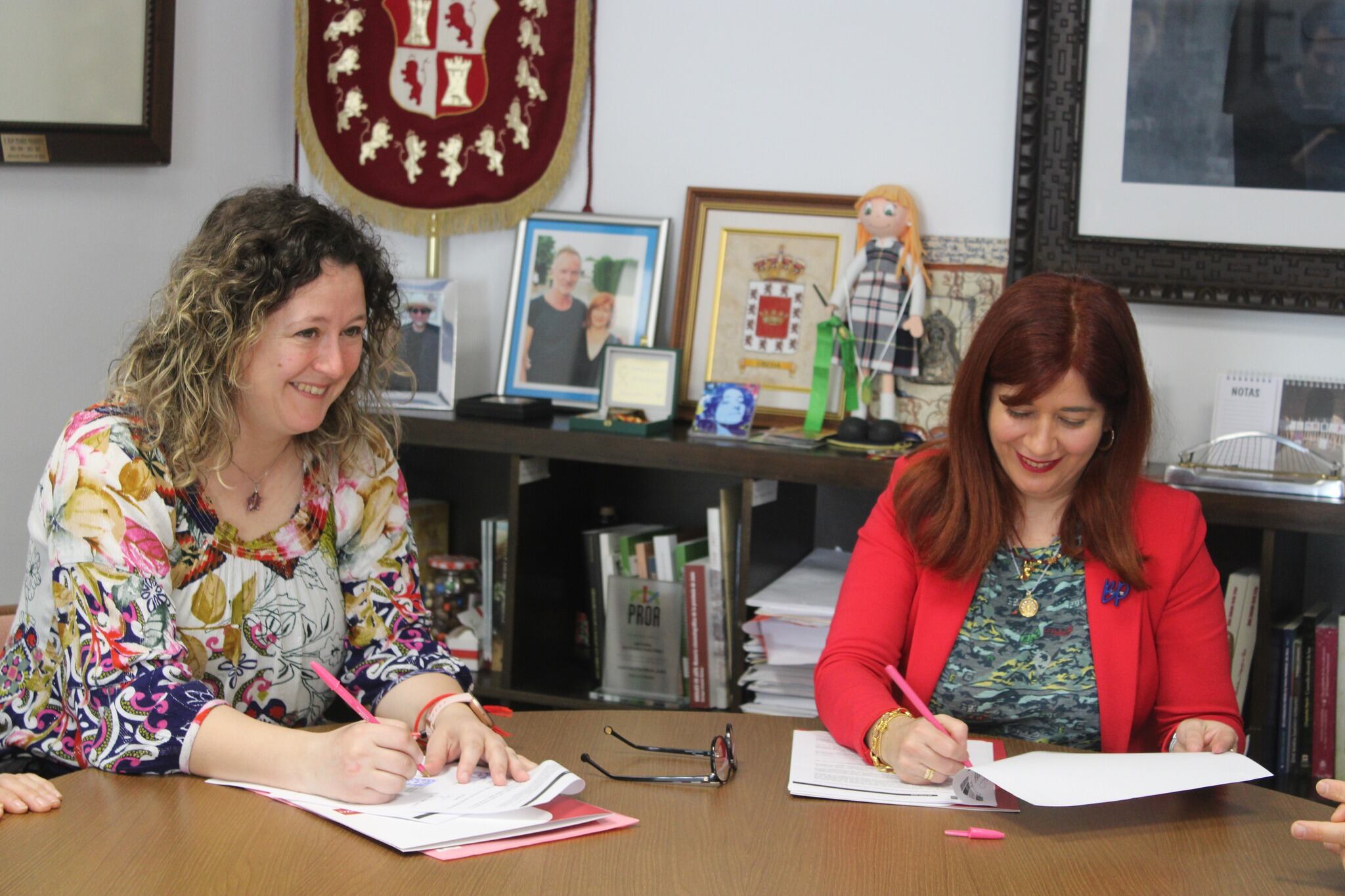 La alcaldesa de Úbeda, Toni Olivares, y la presidenta de 'Gatetes', Virginia Serrano, firman un convenio de colaboración