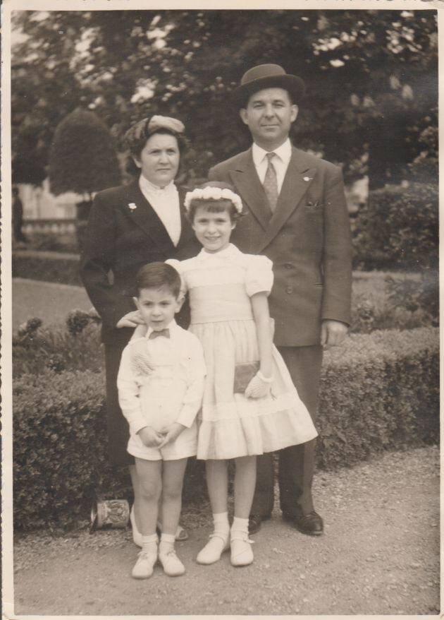 Amadeo Alagarda Ballester junto a su familia (su mujer, su hija y su hijo Richard) el 11 de mayo de 1958.