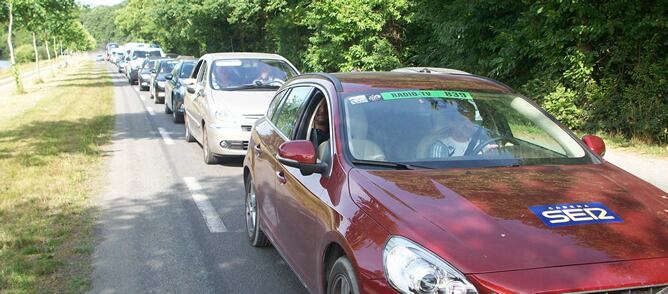 El coche de la SER hace cola en un atasco para abandonar la zona de salida de la meta en la etapa del Tour