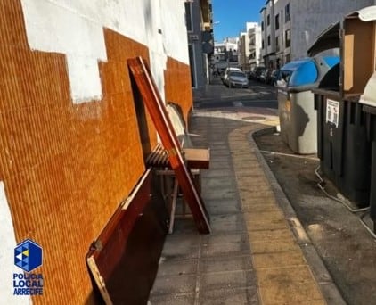 Enseres ilegalmente depositados en una de las calles de Arrecife, capital de Lanzarote.