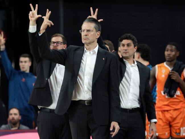 VALENCIA, 24/03/2026.- El técnico del Valencia Basket Pedro Martínez durante el partido de la EuroLiga que ha enfrentado al Valencia Basket y al Olympiakos, este martes en el pabellón Roig Arena de Valencia. EFE/Miguel Ángel Polo