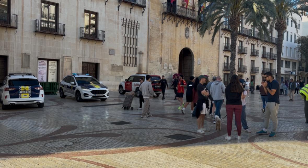 Coches policiales y de Bomberos en la Plaza de Baix ayer