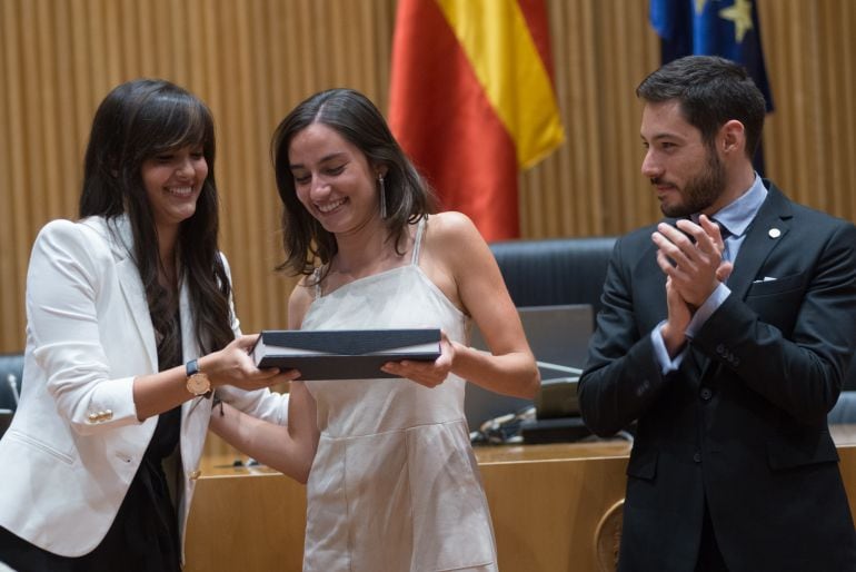 Ana Fúnez entrega a Lucia Aparicio el premio ganadora del debate individual.