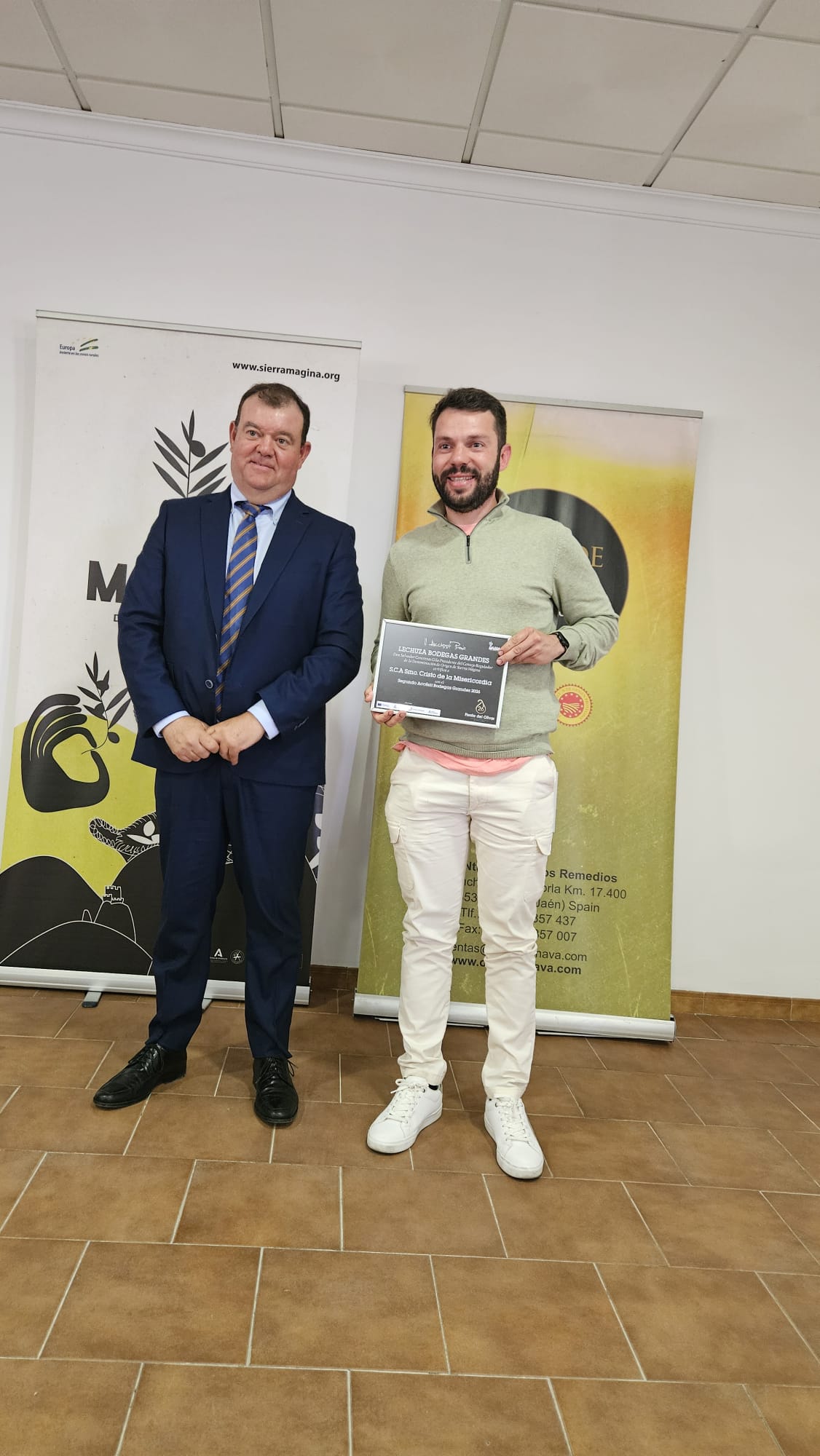 Tomás Jesús Rodríguez, maestro de almazara de la Cooperativa Stmo. Cristo de la Misericordia recoge el premio segundo accesit al premio Lechuza