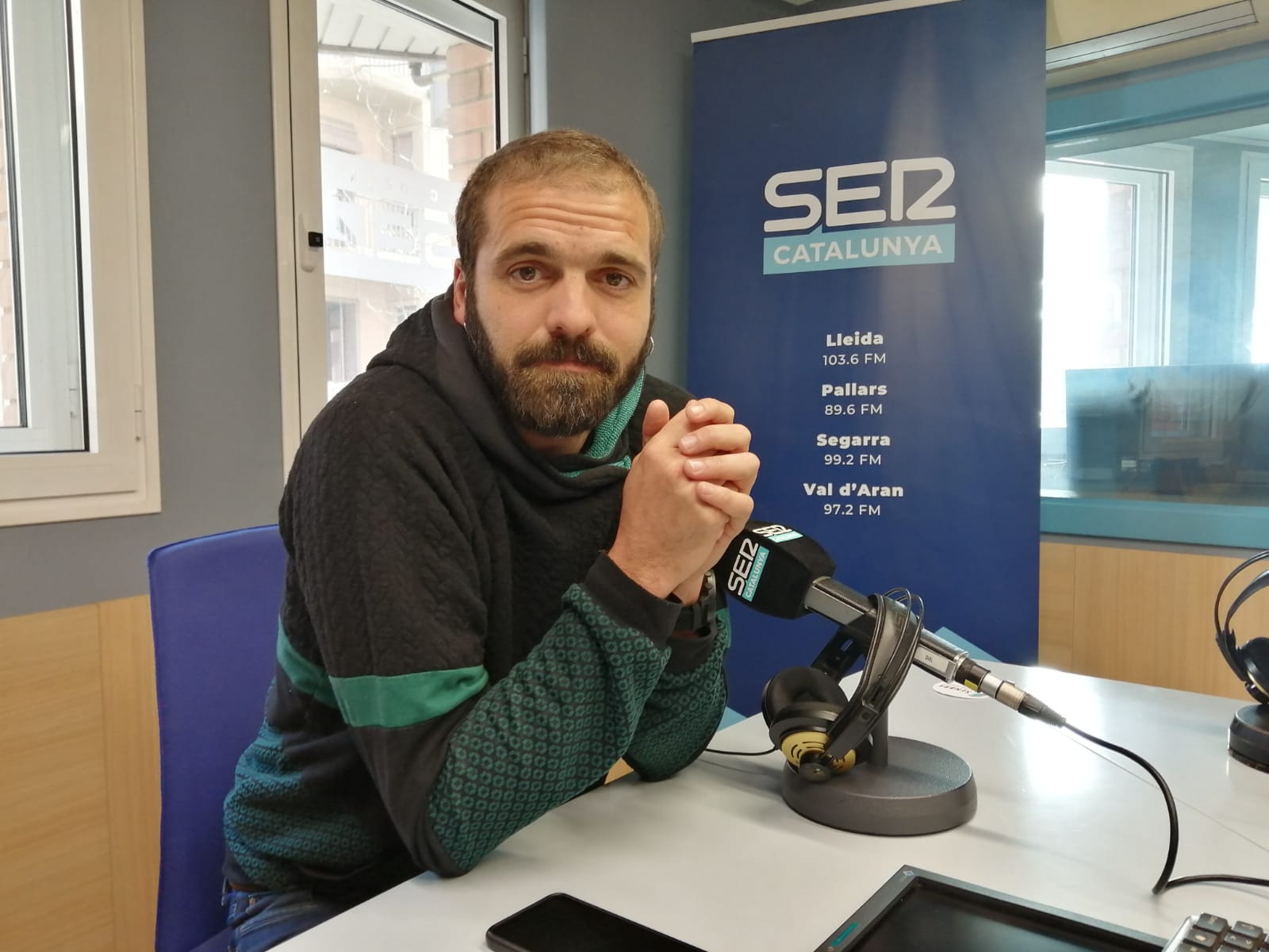 Un moment de l'entrevista a Enric Morera, tècnic de l'Associació Espais Naturals de Ponent.