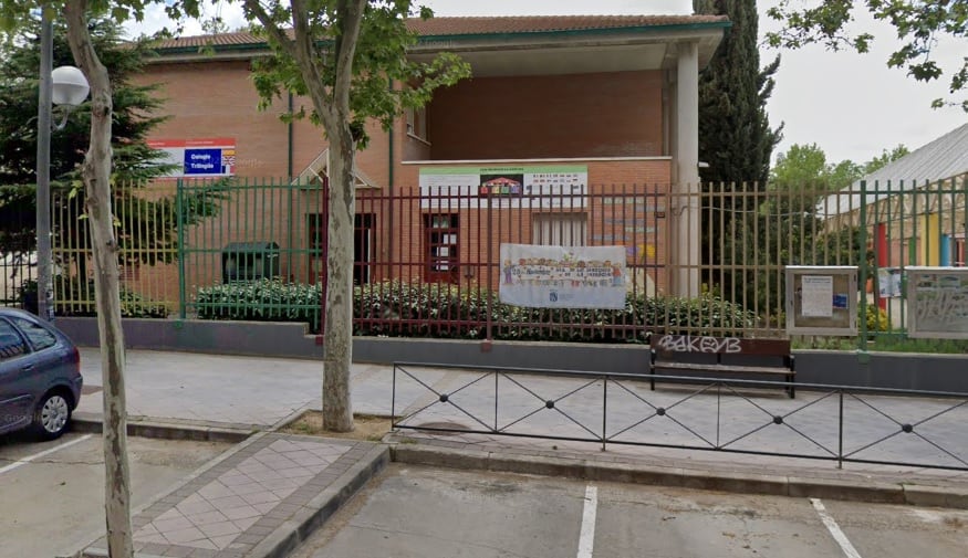 Entrada al colegio La Cañada en Fuenlabrada, donde ha expirado el contrato de la enfermera antes de que acabase el curso