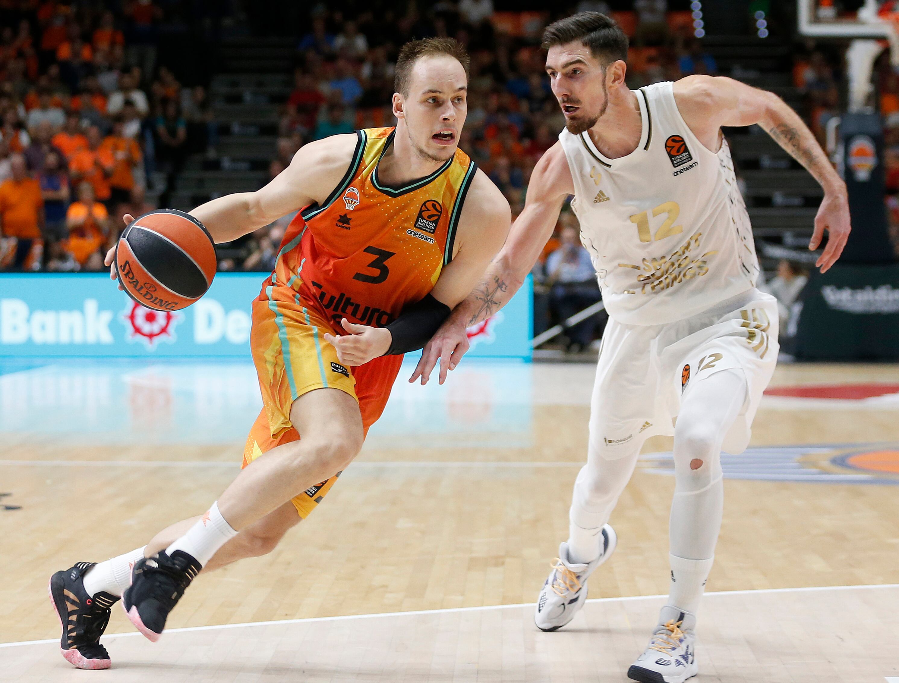 VALENCIA, 14/10/2022.-El jugador del Valencia Basket Klemen Prepelic y el jugador del Lyon Villeurbanne Nando de Colo, durante el partido de la segunda jornada de la Euroliga de baloncesto disputado en el pabellón de la Fuente de San Luis de Valencia este viernes. EFE/Miguel Ángel Polo