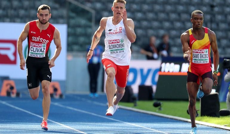 El atleta español Aitor Same Ekobo (d), el polaco Przemyslaw Slowikowski (c) y el suizo Florian Clivaz (d) compiten en la prueba de los 100 metros lisos durante los campeonatos de Europa de atletismo 2018, en Berlín.