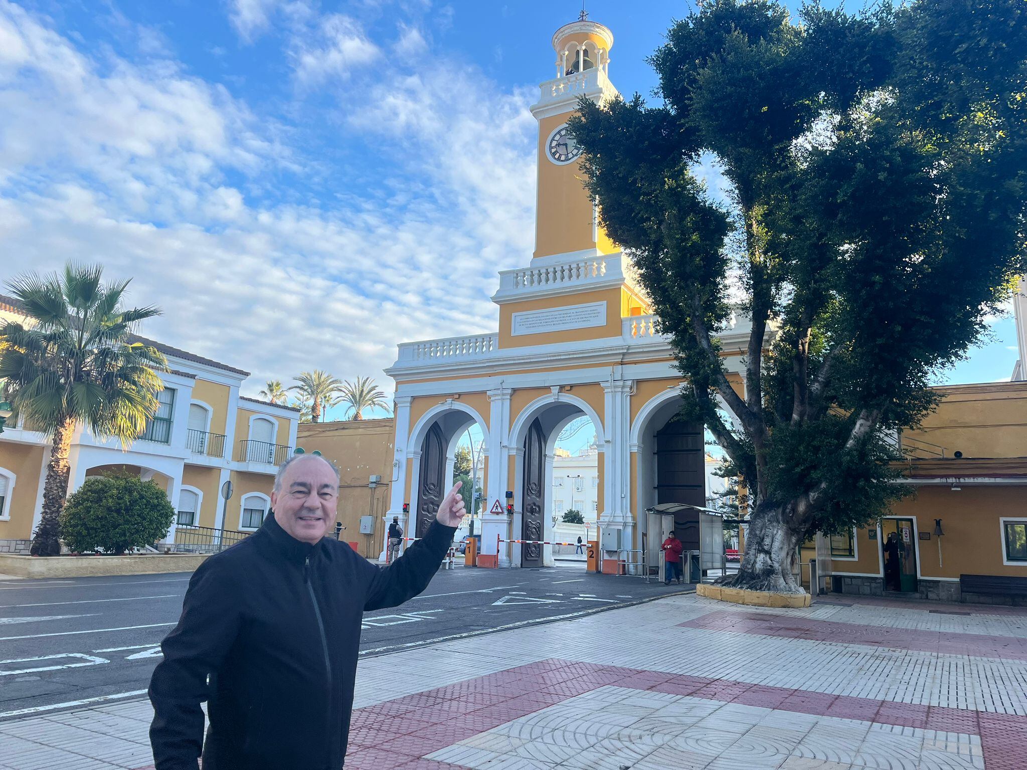 El reloj del Arsenal de Cartagena, un mecanismo del siglo XIX que sigue latiendo a mano