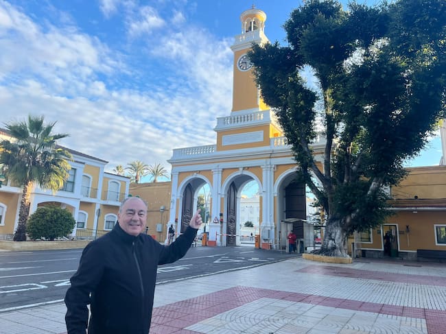 El reloj del Arsenal de Cartagena, un mecanismo del siglo XIX que sigue latiendo a mano