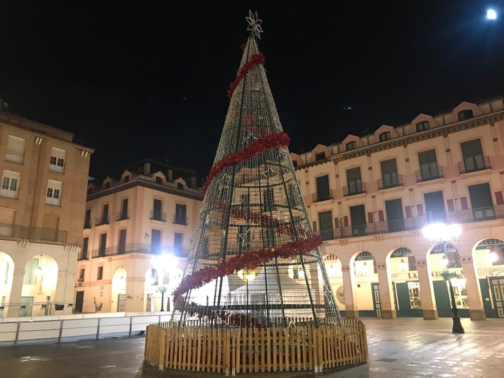 Arbol navideño ya montado en López Allué