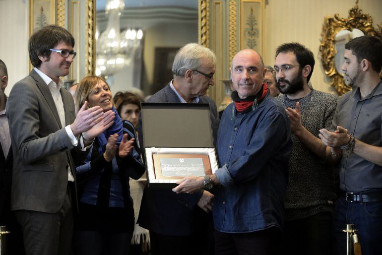 Lluis Llach ha recibido una placa como reconocimiento por su canción dedicada a los sucesos del 3 de marzo. 