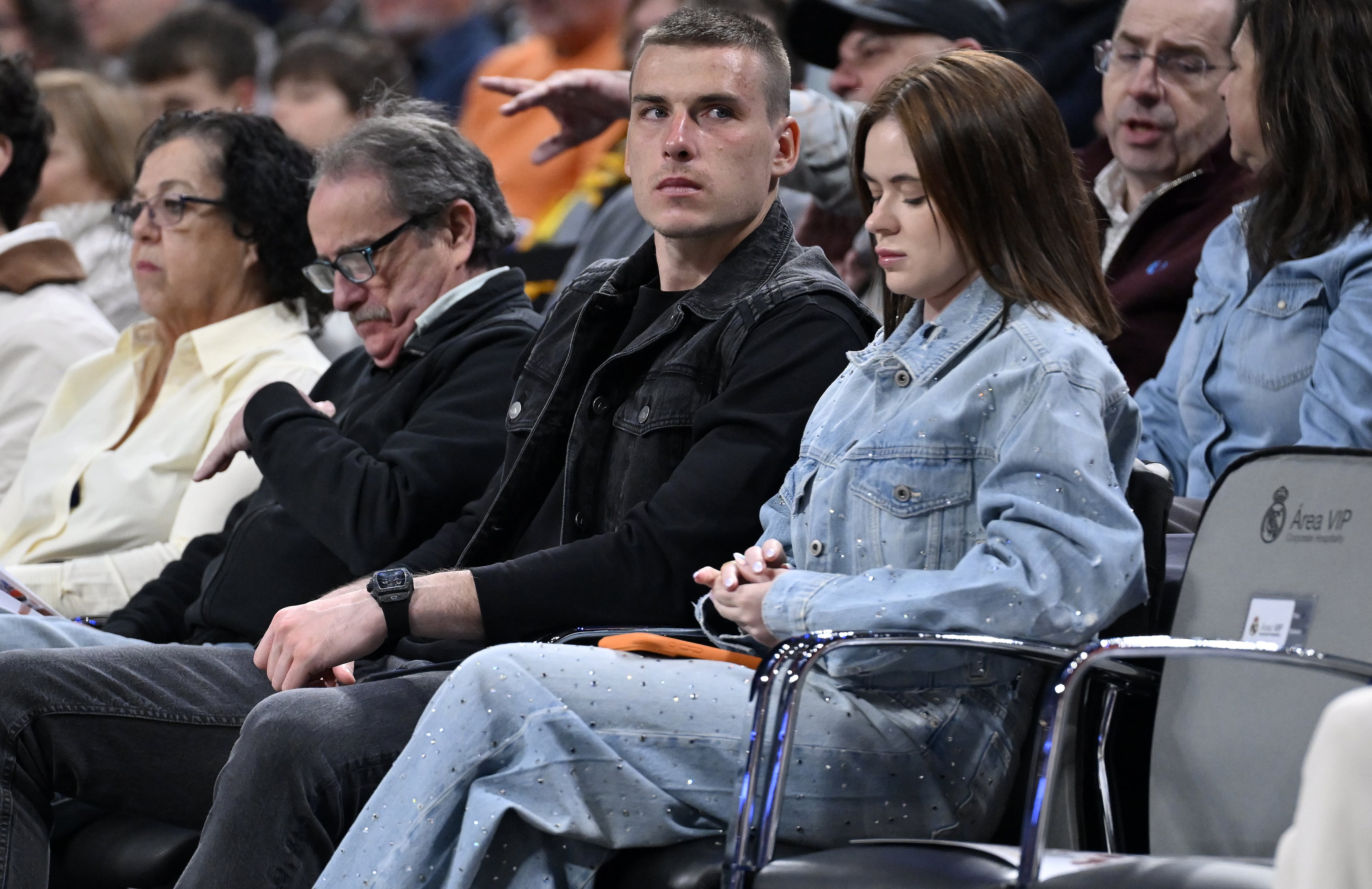 MADRID, SPAIN - MARCH 26: Real Madrid goalkeeper Andriy Lunin (R2) watches the EuroLeague Week 34 match between Real Madrid and Anadolu Efes with his wife Anastasia Tamazova (R) at Movistar Arena in Madrid, Spain, on March 26, 2026. (Photo by Burak Akbulut/Anadolu via Getty Images)