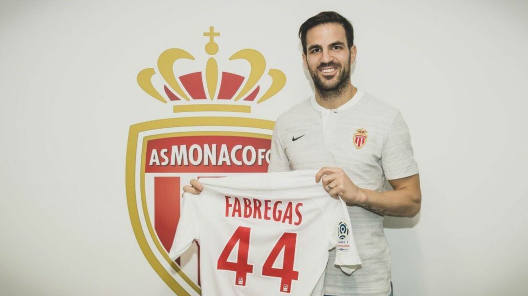 Cesc posa con su nueva camiseta con el dorsal 44