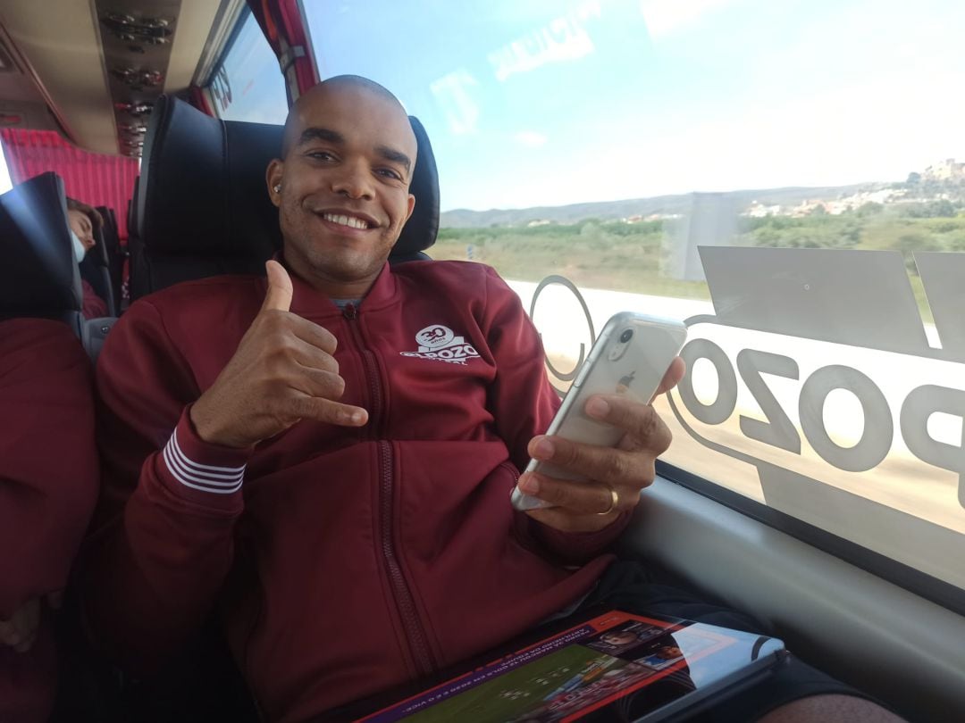 Leo Santana en el autobús de ElPozo Murcia Costa Cálida camino a Barcelona para jugar la Final Four de la Champions