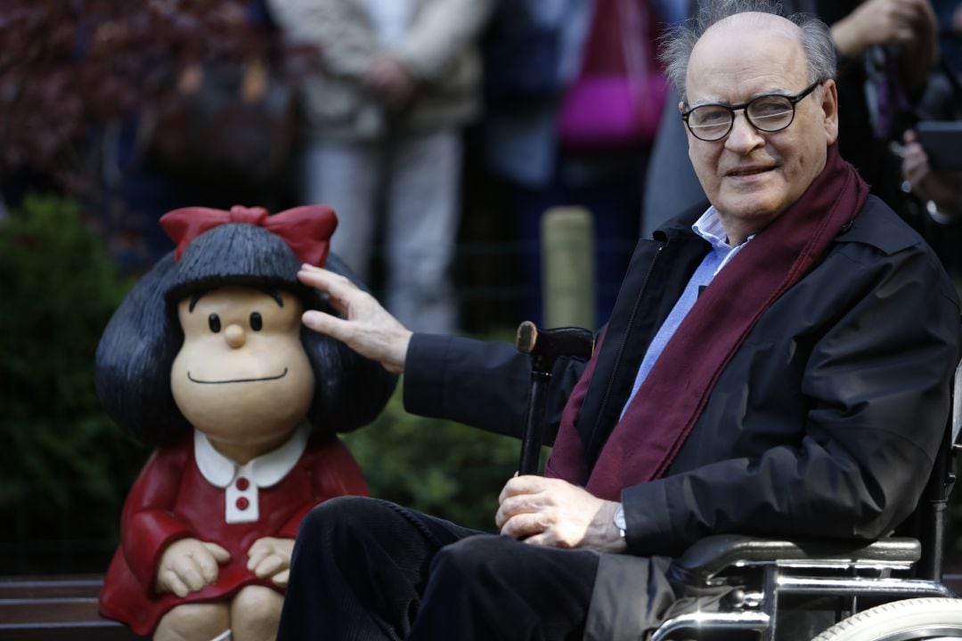 Quino con la escultura de Mafalda en Oviedo