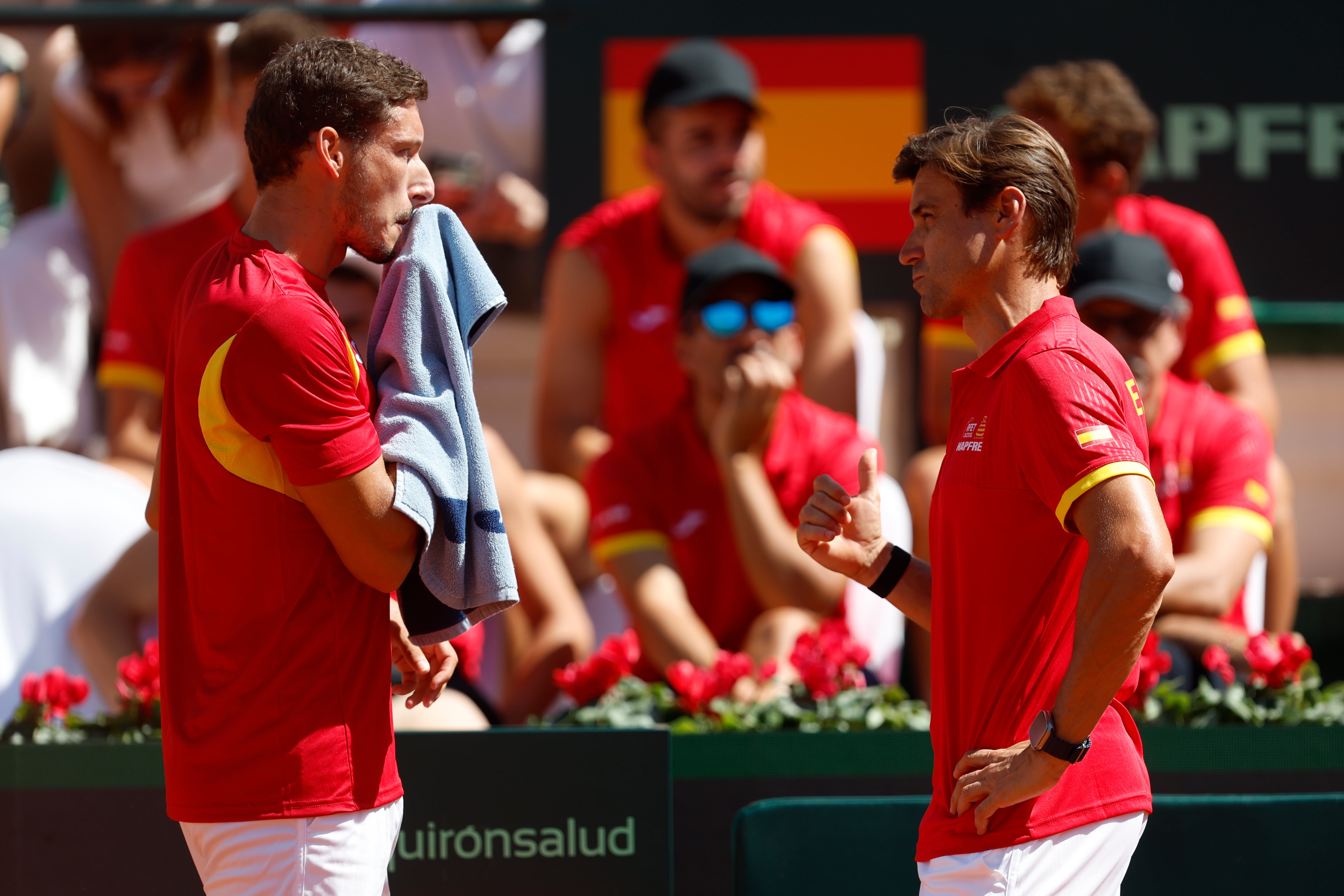MARBELLA (MÁLAGA), 13/09/2025.- El capitán español de Copa Davis David Ferrer (d) conversa con el tenista Pablo Carreño tras el primer set de su partido contra el danés Holger Rune en la segunda ronda clasificatoria de la Copa Davis, este sábado en el club de tenis Puente Romano en Marbella. EFE/ Jorge Zapata
