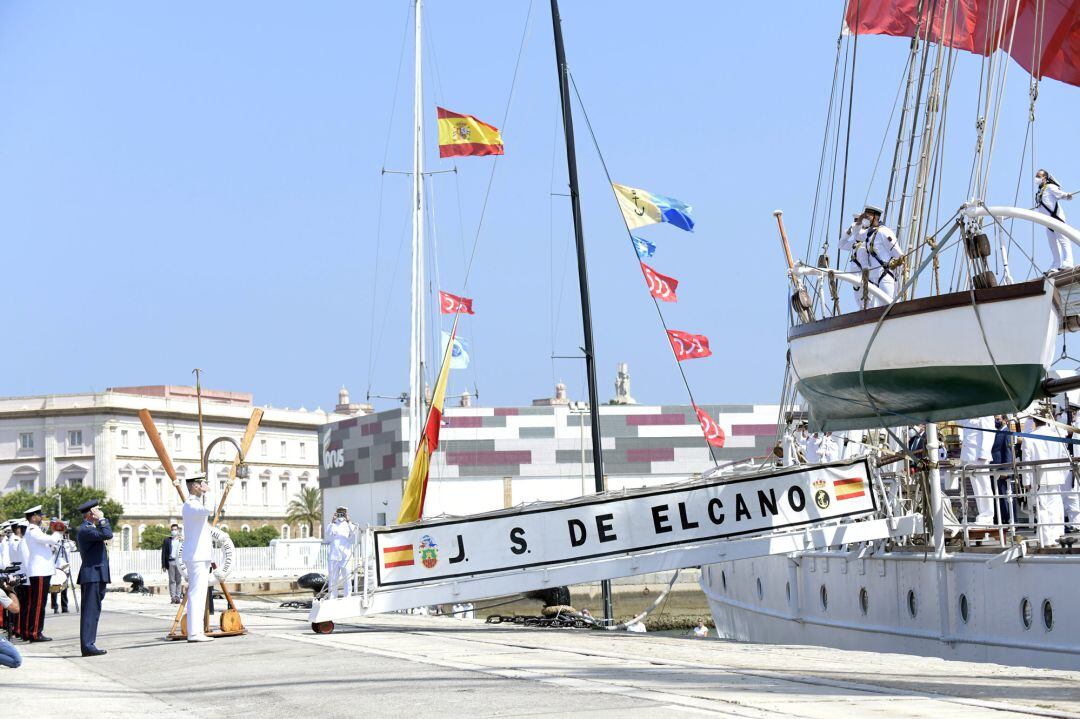 CADIZ, SPAIN - JUNE 13: King Felipe of Spain salutes as The &#039;Juan Sebastian De Elcano&#039; training ship docks at the bay port after finishing its 11th Round The World Tour at Cadiz on June 13, 2021 in Cadiz, Spain. (Photo by Carlos Alvarez Getty Images)