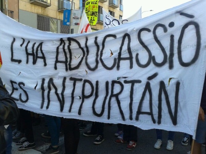 Pancartes en la manifestació dels estudiants de secundària per Barcelona