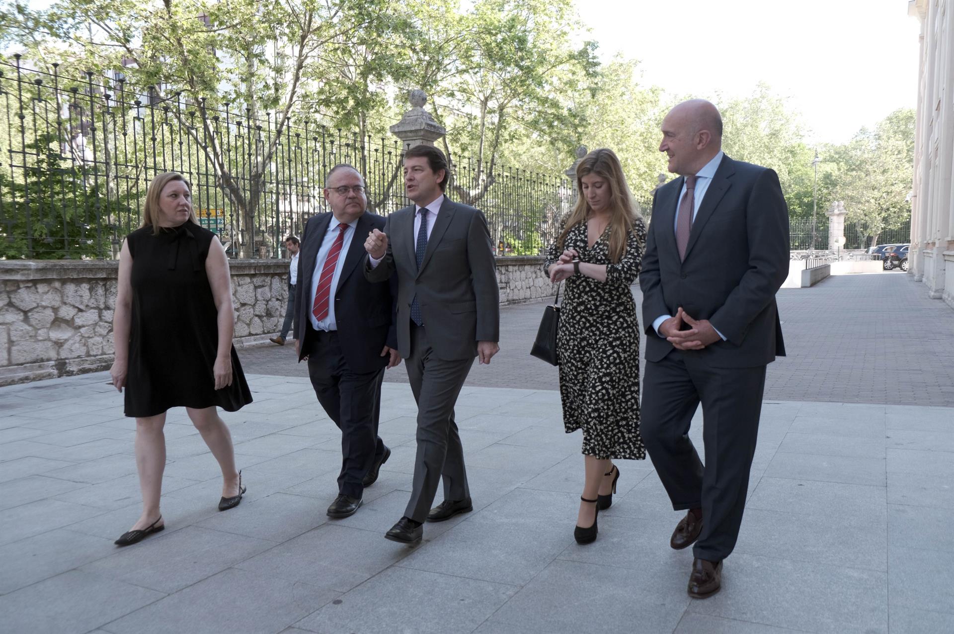 Isabel Blanco (i), Alejandro Vázquez, Alfonso Fernández Mañueco, Raquel Alonso y Jesús Julio Carnero. - JCYL