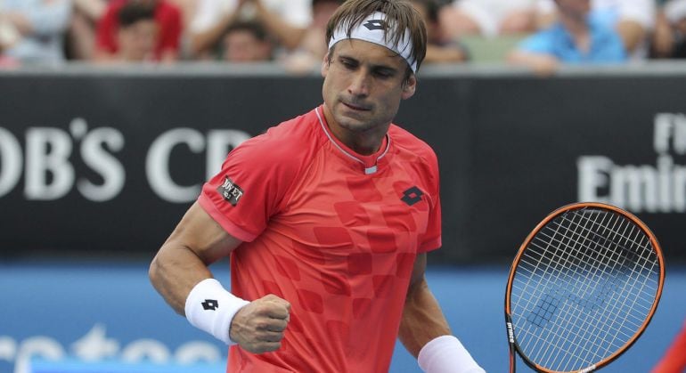 El español David Ferrer celebra un punto contra el brasileño Thomaz Bellucci durante su partido de la primerar ronda del Abierto de tenis de Australia.