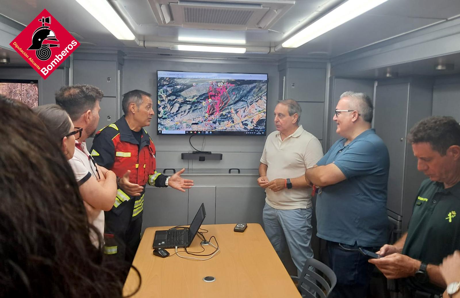 Un momento de la reunión celebrada en la mañana de este domingo en el Puesto de Mando Avanzado del incendio de Ibi.