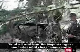 El instructor habla con el soldado (CNN+)