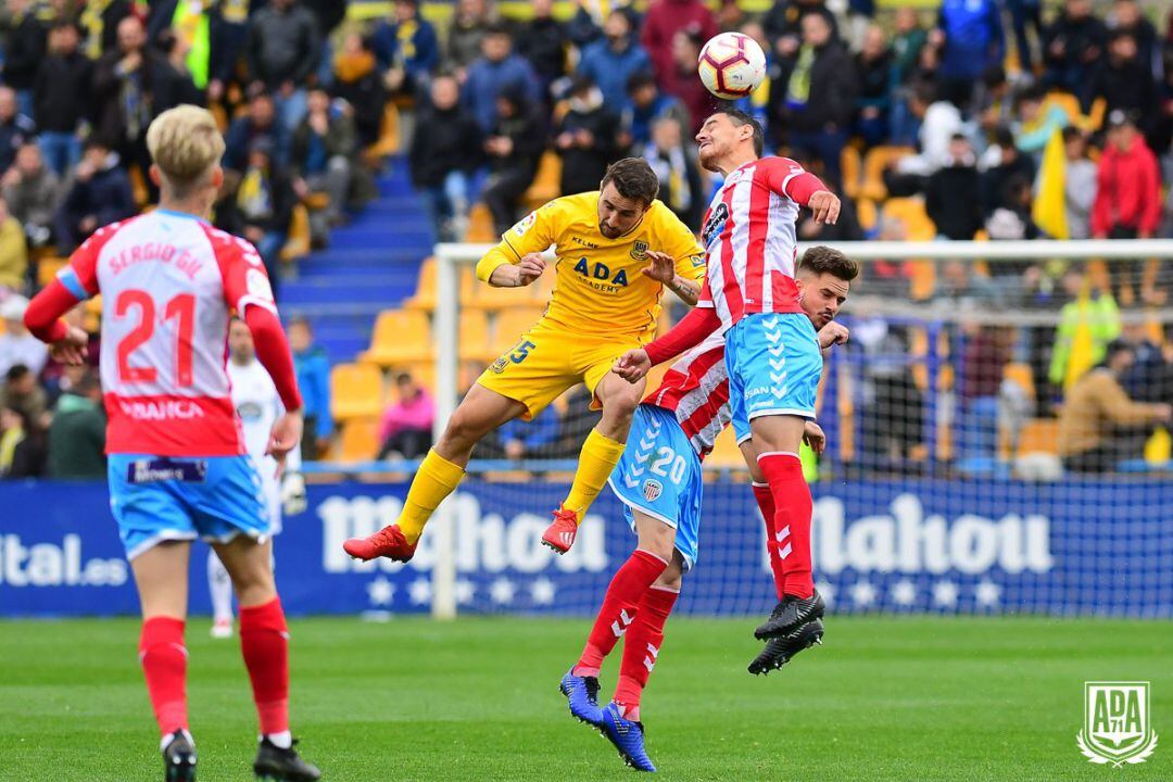 Jugada entre el Alcorcón y el Lugo