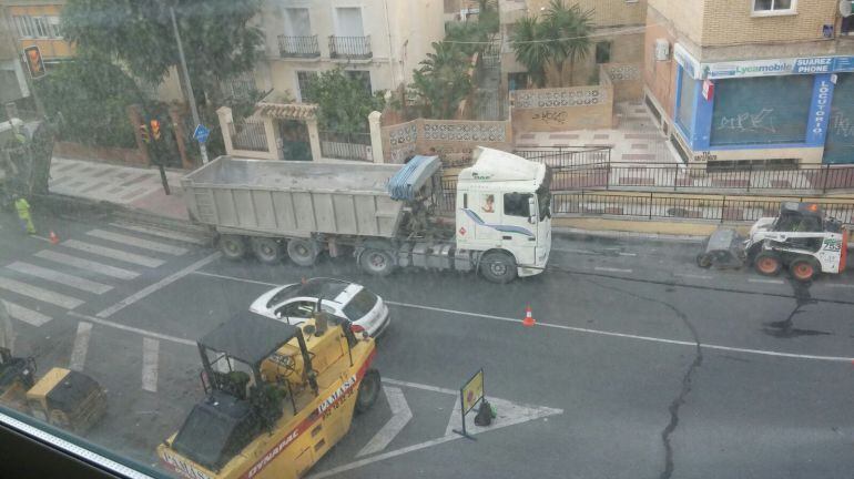 La maquinaria trabajando en Camino de Suárez (Málaga)