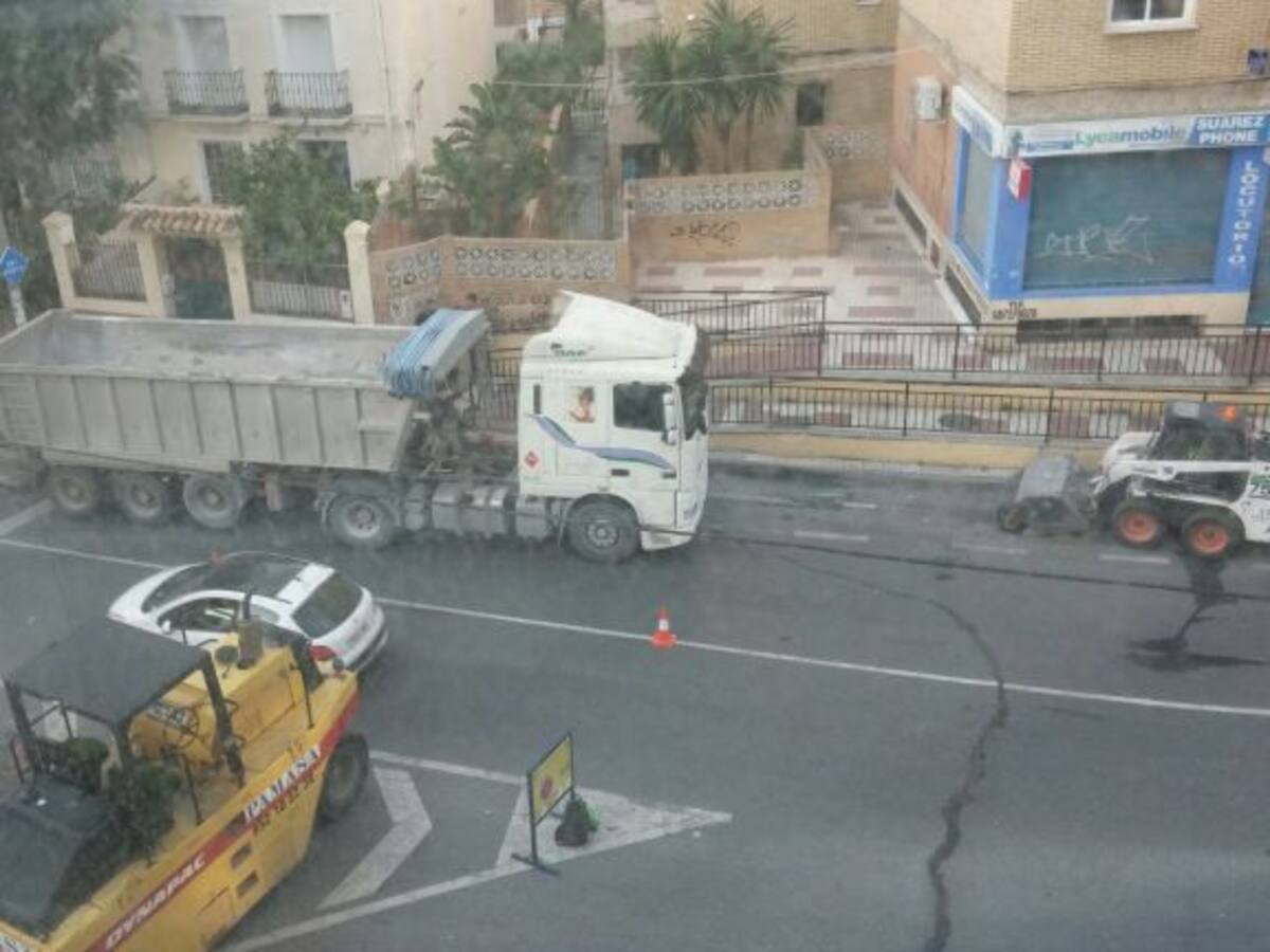 El ruido del reasfaltado de la calle por la noche impide a los vecinos dormir