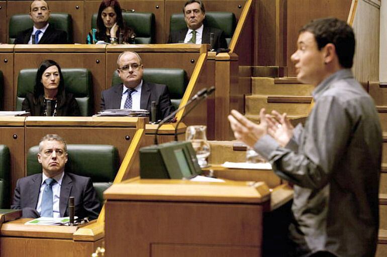 Urkullu y Egibar escuchan atentamente la intervención de Arraiz, en primer plano