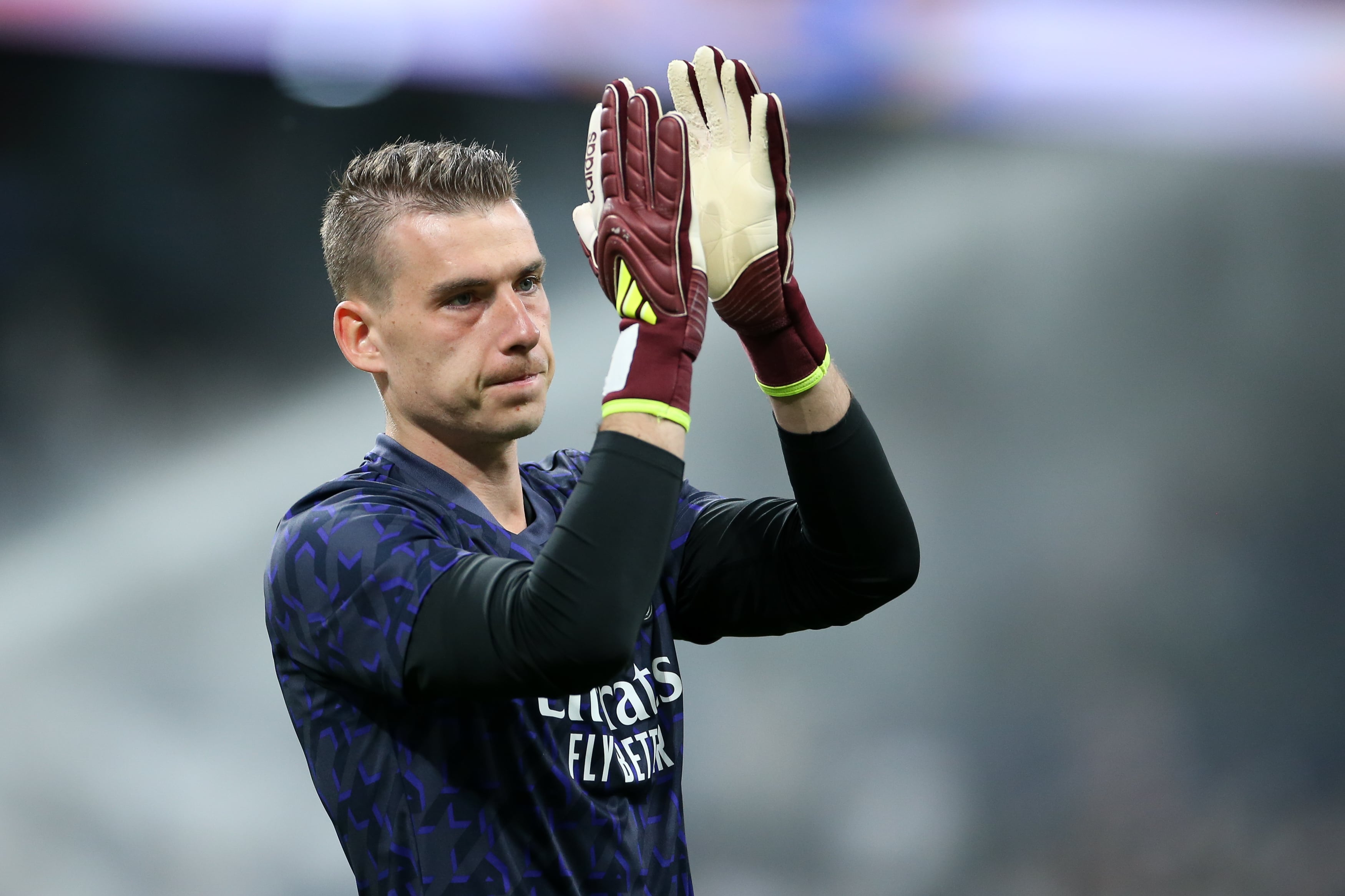 Andriy Lunin, durante un calentamiento en el Santiago Bernabéu