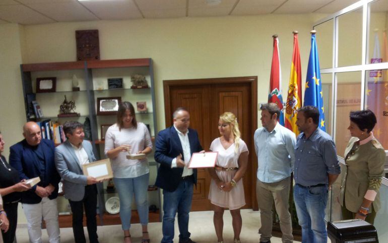 Las deportistas Sabina Asenjo y Lidia Valentín junto a miembros del Consejo Comarcal durante el homenaje