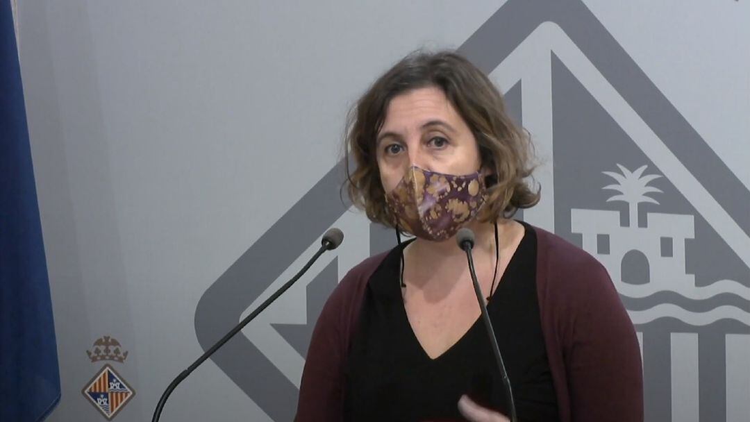 La coordinadora general de Bienestar Social, Catalina Trobat, explica la licitación de la gestión integral de los seis centros de día de Palma