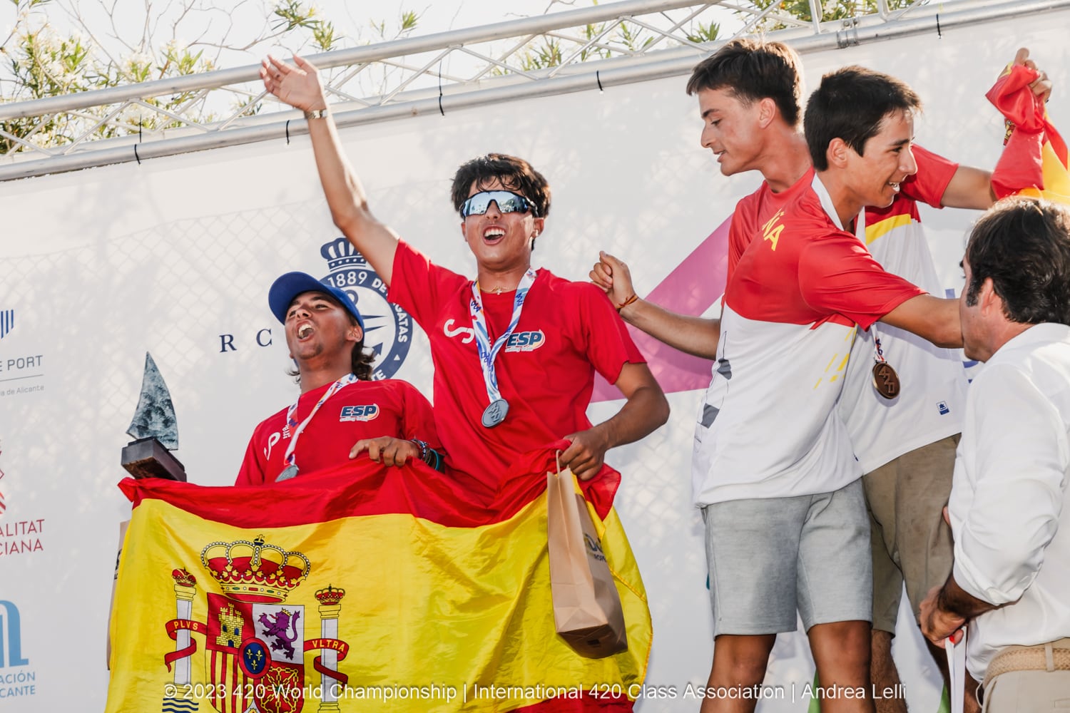 Miguel Ángel Morales y Alejandro Martín en el podio y festejando el título.