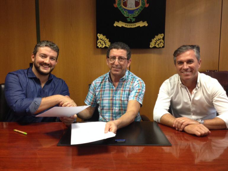 Diego Tomás, de Jovempa, Alfonso Lacasa, alcalde de Petrer y Alfonso Morán,Jovempa 