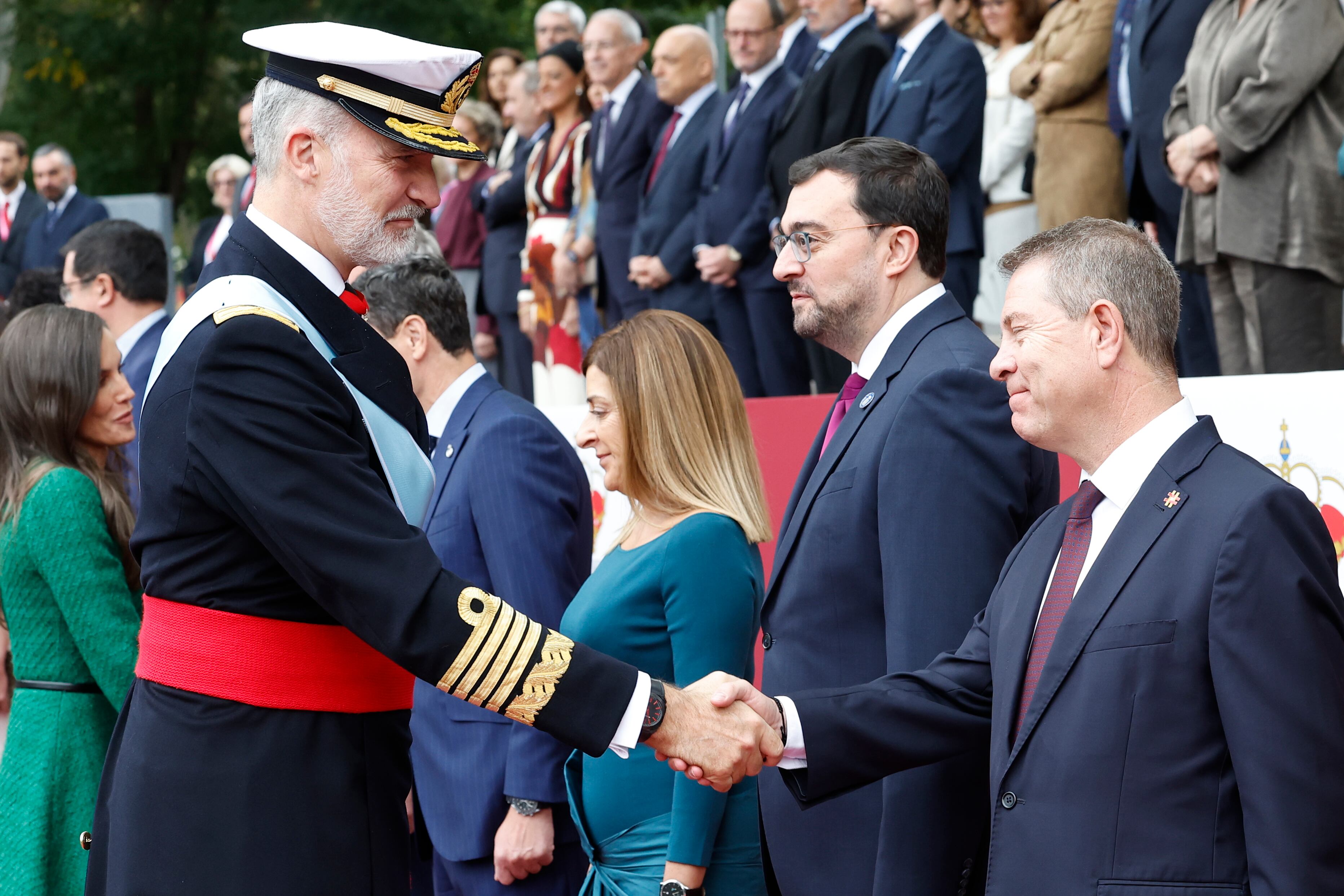 MADRID, 12/10/2025.- El rey Felipe VI (i) saluda al presidente de Castilla La-Mancha, Emiliano García-Page (d) durante el desfile de las Fuerzas Armadas con motivo de la Fiesta Nacional este domingo en Madrid. EFE/Chema Moya