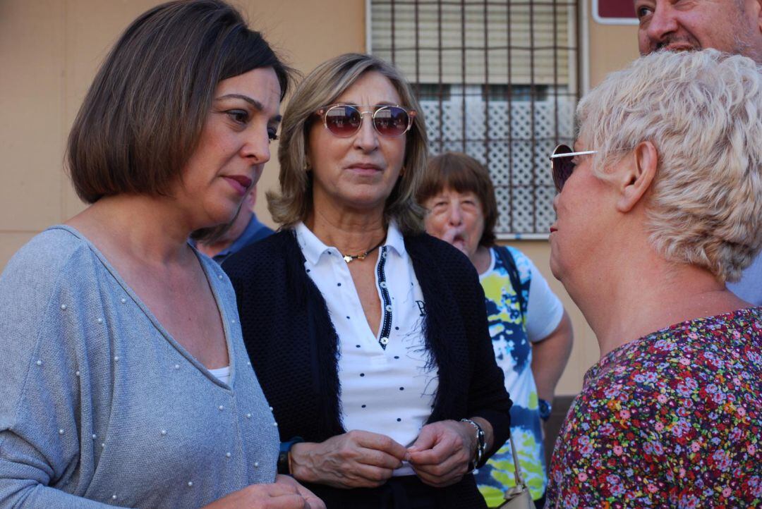 Ambrosio charla con vecinas de Ciudad Jardín.