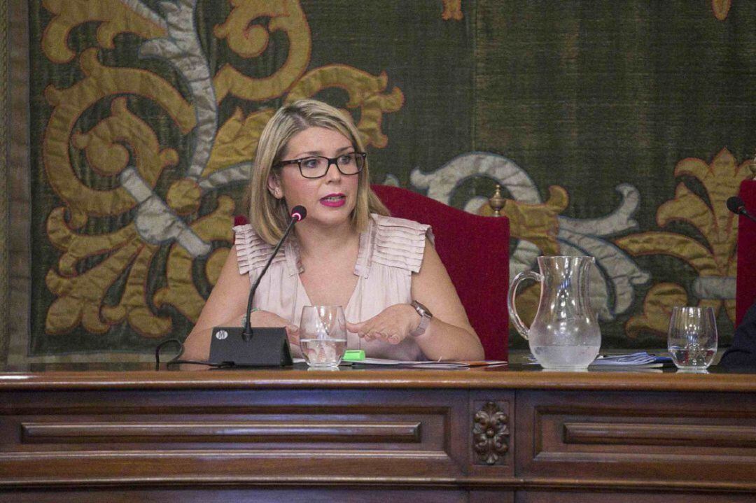 La portavoz y vicealcaldesa interviene en una sesión plenaria