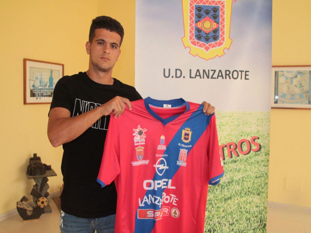 Miguel Ángel Machín con la camiseta de la UD Lanzarote.